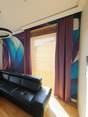 Żaluzje bambusowe w salonie