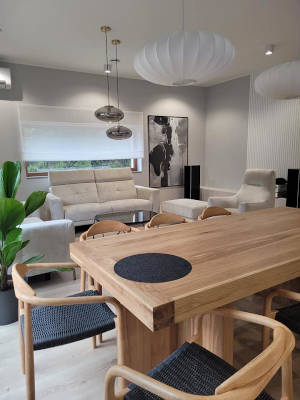 Jasne rolety rzymskie w salonie