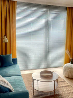 Białe żaluzje aluminiowe w salonie