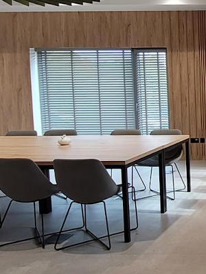 Żaluzje aluminiowe w biurze