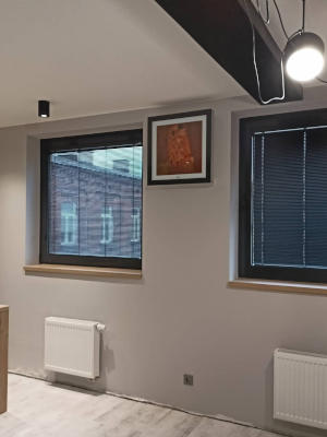 Żaluzje aluminiowe montowane na oknie