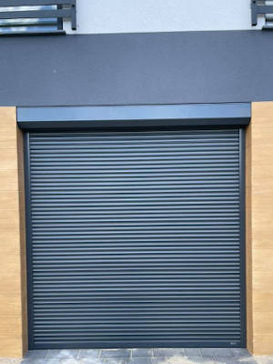 Zewnętrzne rolety w ciemnym kolorze