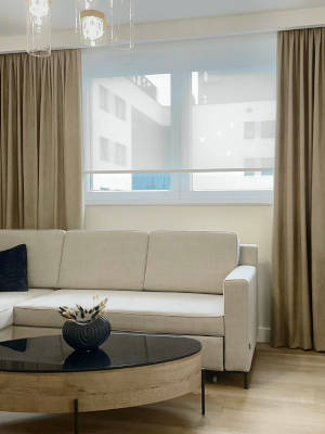 Rolety wolnowiszące z zasłonami