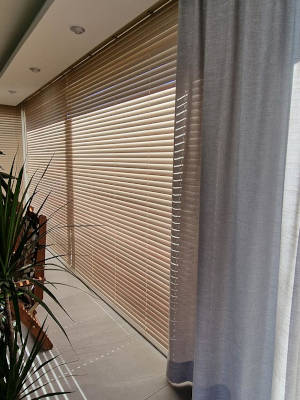 Żaluzje bambusowe z zasłonami