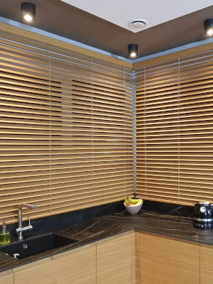 Żaluzje bambusowe na oknie narożnym