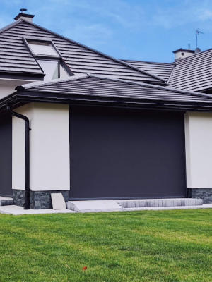 Rolety screen w ciemnym kolorze na taras