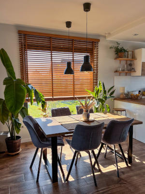 Żaluzje drewniane w salonie z kuchnią