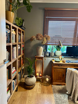 Żaluzje drewniane w domowym biurze