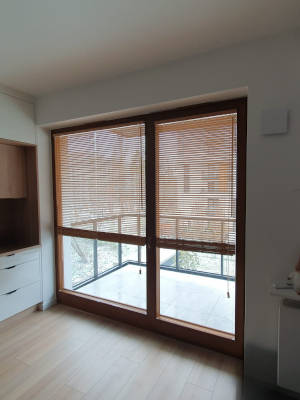 Żaluzje bambusowe 25 mm na oknie balkonowym