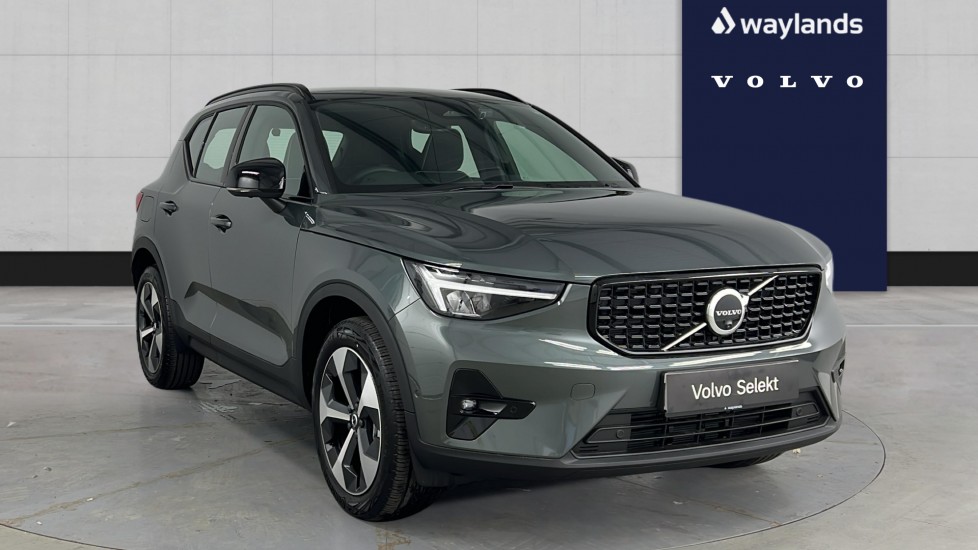 2025 VOLVO XC40
