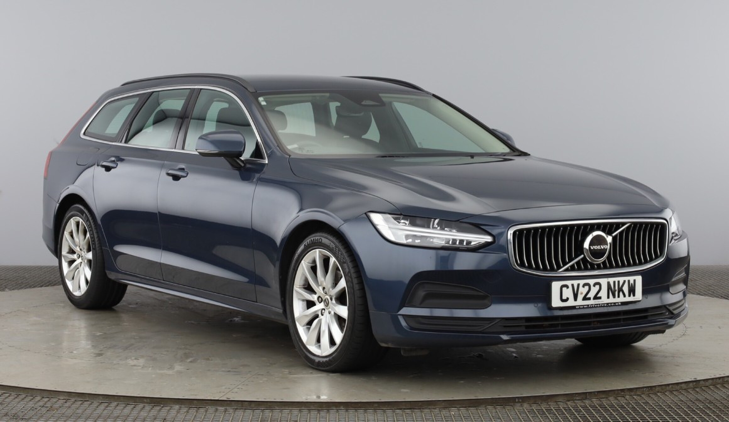 2022 VOLVO V90