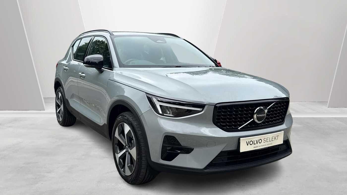 2026 VOLVO XC40