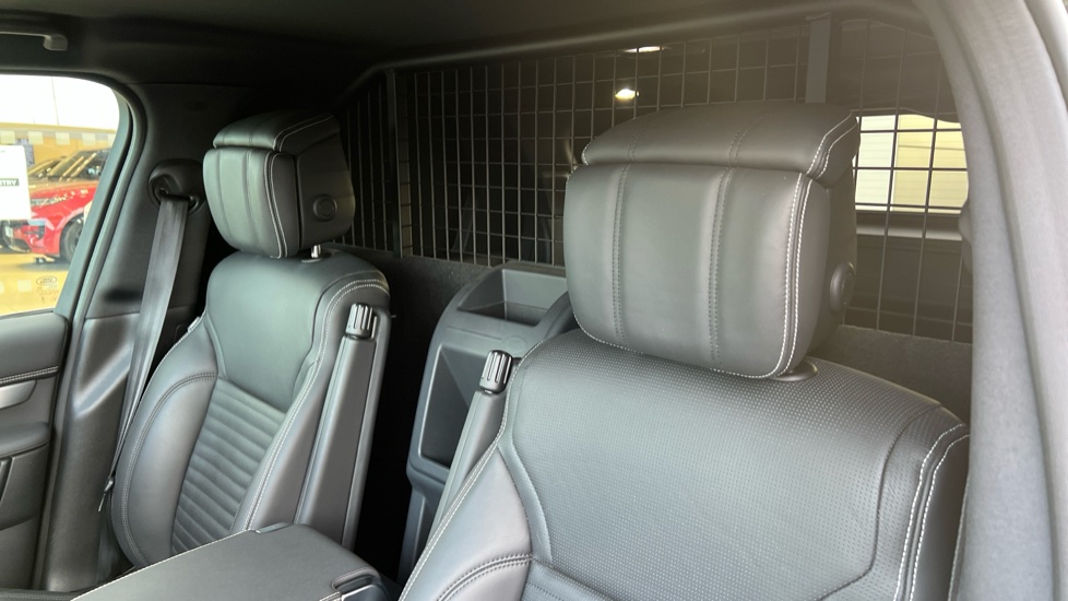 2024 Land Rover Discovery thumbnail 4