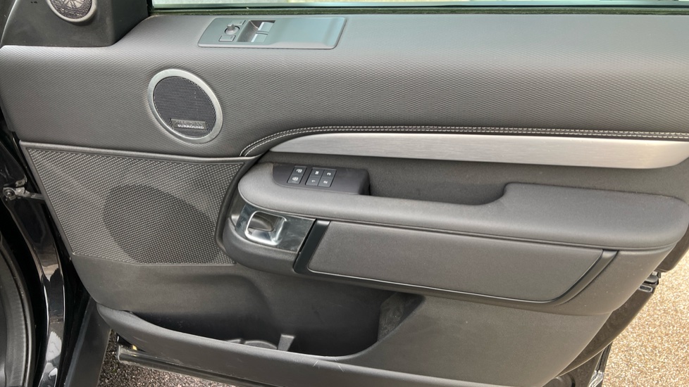 2024 Land Rover Discovery thumbnail 24