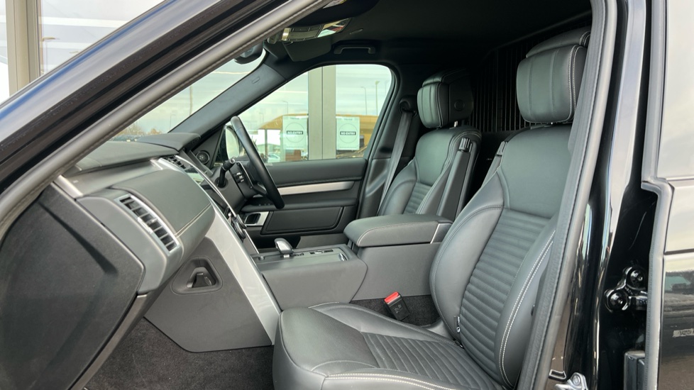 2024 Land Rover Discovery thumbnail 3