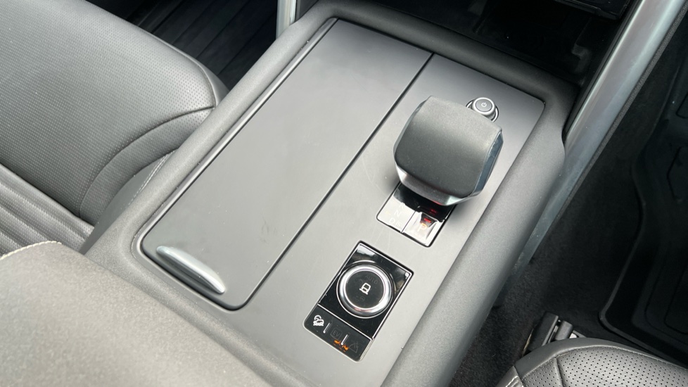 2024 Land Rover Discovery thumbnail 13