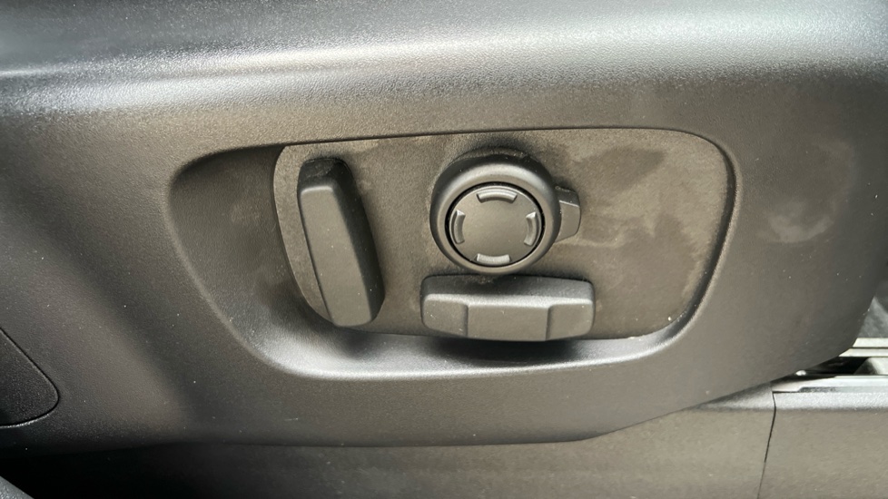2024 Land Rover Discovery thumbnail 22