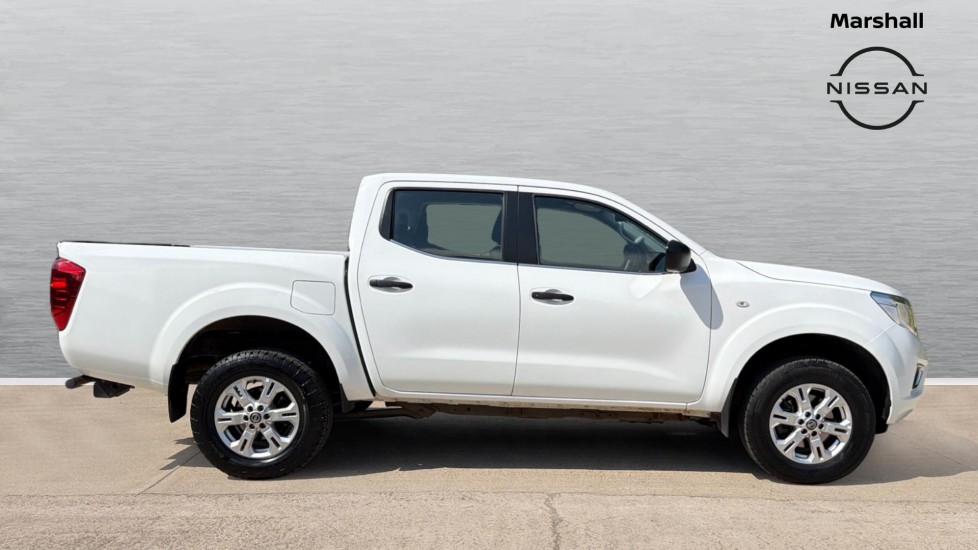 2023 Nissan Navara thumbnail 3