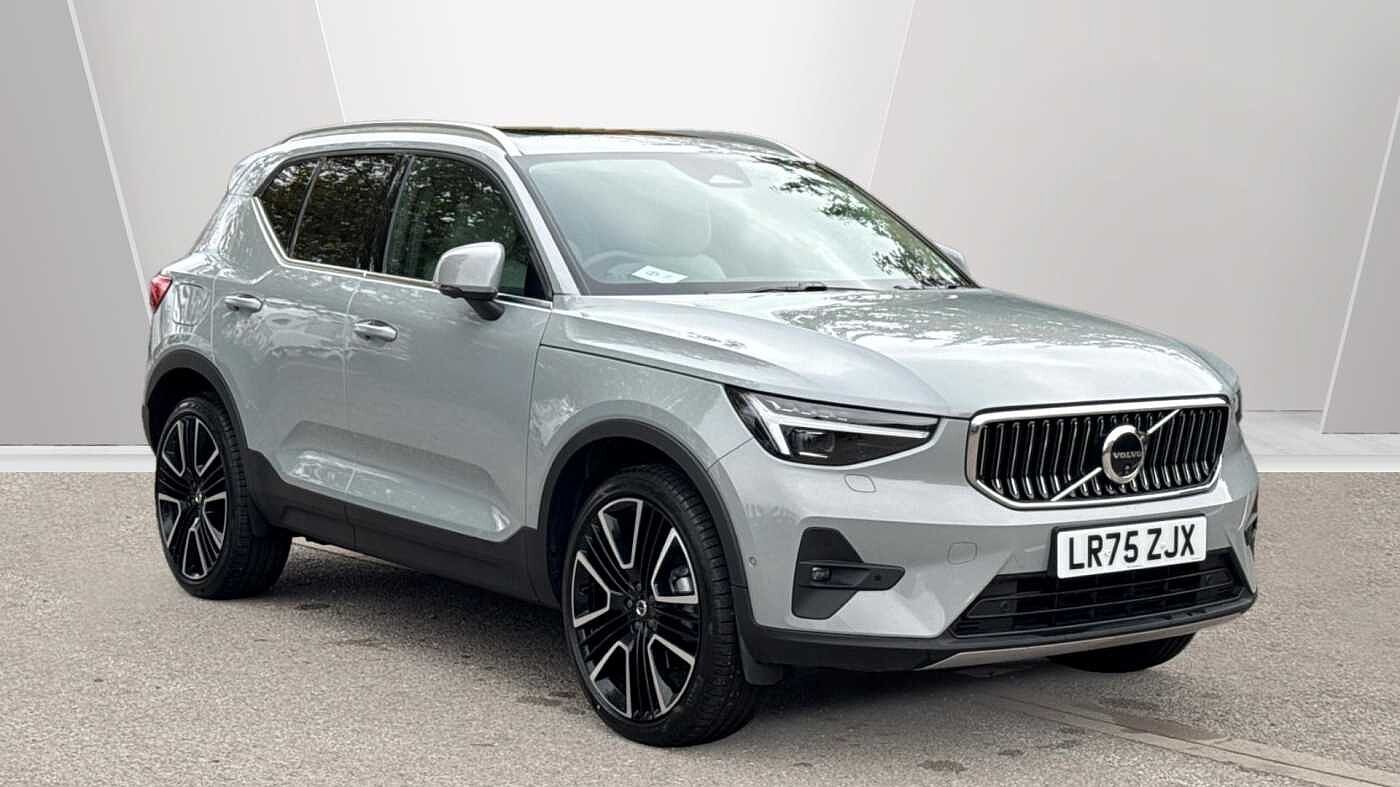 2025 VOLVO XC40