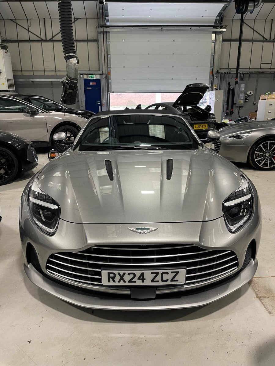 Aston Martin DB12 2024
