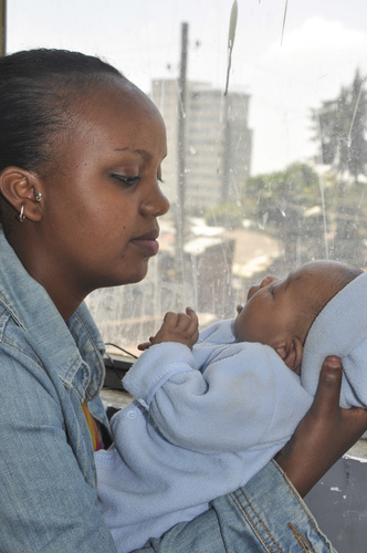 Kuvan 18-vuotias Wengelawit Yohannes on poikavauva Alazarin äiti. Alazar syntyi ennenaikaisesti viikolla 35 ja painaa vain 1,8 kiloa. Vauva Alazar on saanut hoitoa Yekatit 12 -sairaalassa vastasyntyneiden teho-osastolla Addis Abebassa Etiopiassa. Addis Abeba vähentänyt lapsikuolleisuutta merkittävästi vuosituhannen vaihteen jälkeen. Sairaaloiden, niin julkisten kuin yksityisten lukumäärä on noussut ja äideille ja perheille on tarjolla aiempaa monimuotoisempia palveluja. Kuva: Emnet Dereje