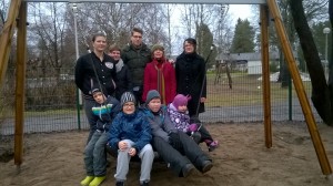 Keinua testaamassa Pelan hallituksen jäseniä sekä innokkaita keinujia :)