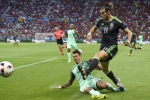 Portugal's defender Fonte vies for the ball against Wales' forward Gareth Bale during the Euro 2016 semi-final football match between Portugal and Wales Photo: AFP
