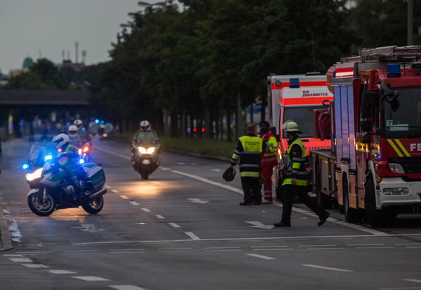 Police and firefighters are seen near a shopping mall (the Olympia Einkaufzentrum (OEZ) ) in Munich on July 22, 2016 following shootings. German police were hunting for three gunmen who went on a shooting rampage in a Munich mall on Friday, killing eight people in what was described as a suspected terror attack. Photo: AFP