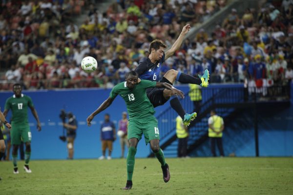 Japan's player Shiotani and Nigeria's player Sadiq fight for the ball during the Rio 2016 Olympic Games mens First Round Group B football match Nigeria vs Japan, at the Amazonia Arena in Manaus on August 4, 2016. / AFP PHOTO / RAPHAEL ALVES
