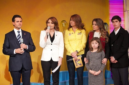Peña Nieto y su esposa en el Teletón