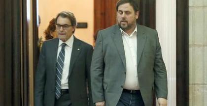   Artur Mas (CiU), y el líder de ERC, Oriol Junqueras, en los pasillos del Parlament tras reunirse durante media hora.