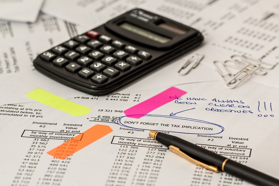 Calculadora con hojas con cálculos debajo 