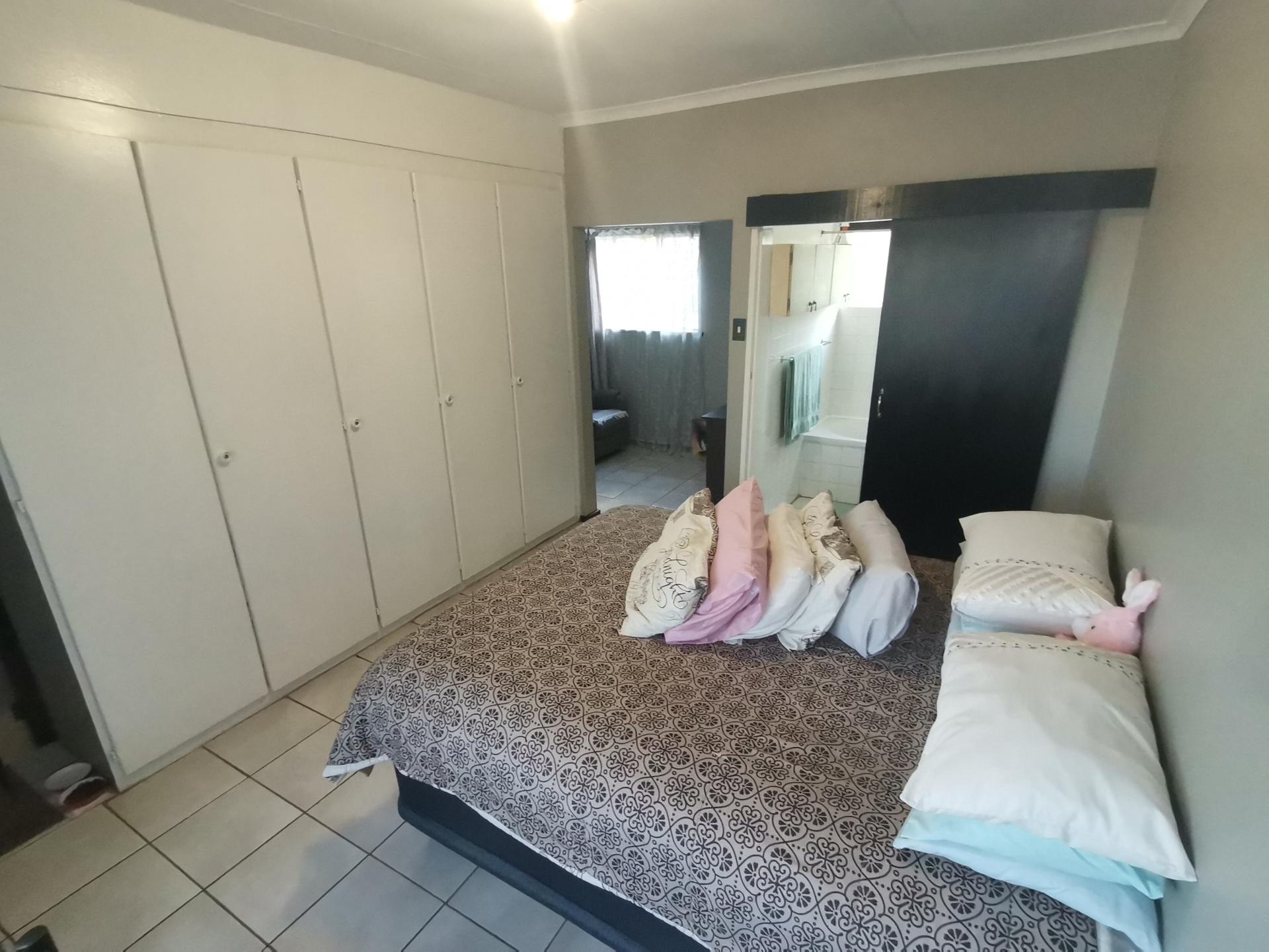 Duplex Townhouse sectional To Let in Pierre Van Ryneveld IOL Property