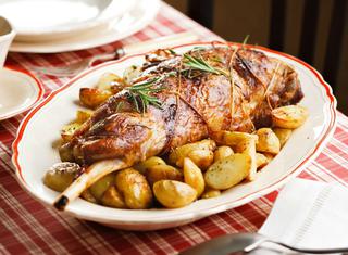 Cosciotto di agnello al forno con patate