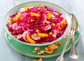 Cavolo rosso in insalata con arance e topinambur