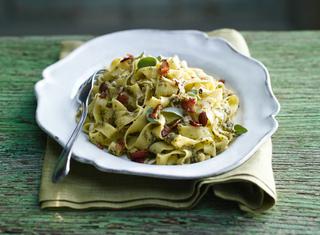Tagliatelle con pesto di salvia