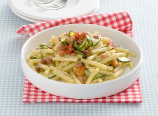 Pasta con speck e zucchine