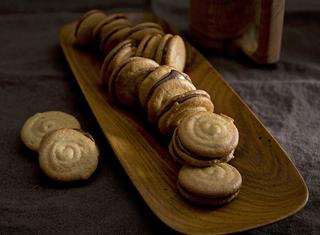 Biscotti senza glutine farciti al cioccolato