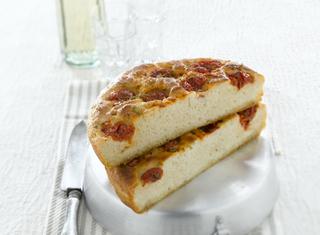 Focaccia alle patate con pomodorini