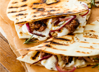 Piadina farcita con salsiccia e squacquerone