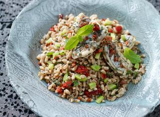 Farro freddo con pesce e zucchine