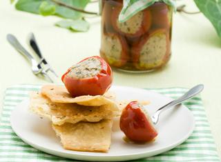 Peperoncini piccanti ripieni di tonno, alici e capperi