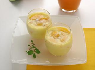Crema al latte con albicocche