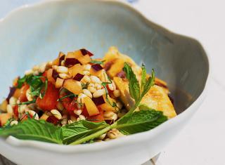 Insalata fredda di orzo perlato, verdura e frutta