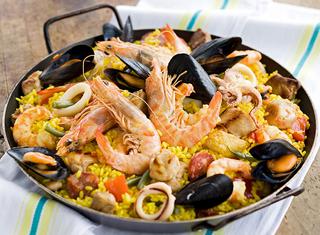 Paella alla valenciana con carne e pesce
