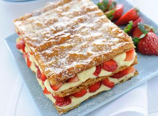 Torta millefoglie con fragole e crema