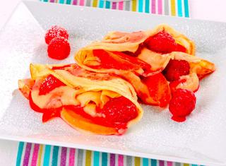 Crepes dolci con frutta e crema
