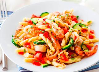 Pasta con zenzero, gamberi e zucchine