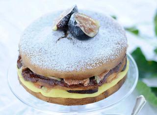 Pan di Spagna farcito con crema pasticcera e frutta