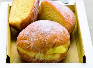 Bomboloni fritti con crema pasticcera
